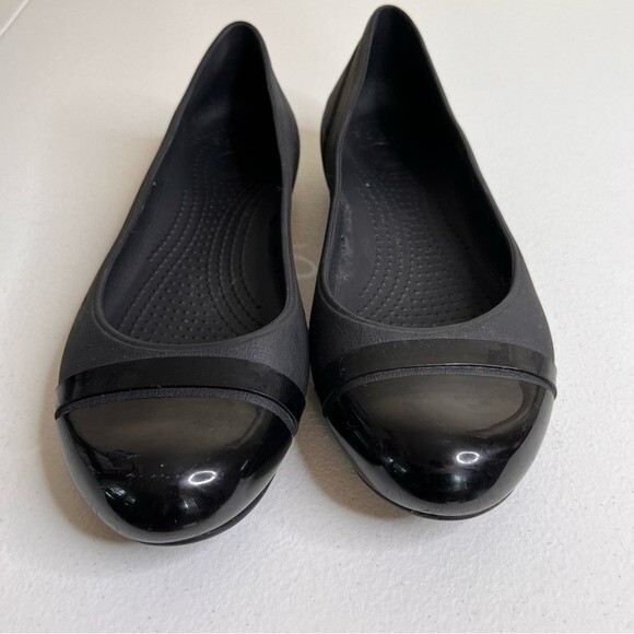 Crocs Patent Cap Toe Ballet Flat Black Comfort Slip On Casual Shoe Women Size 8 - Picture 3 of 14